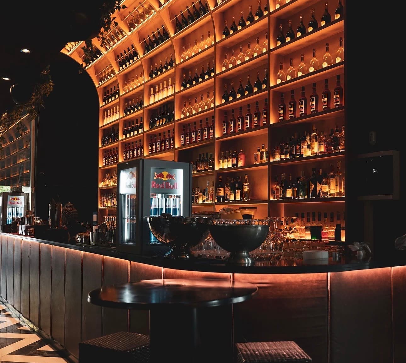 Bottigliera illuminata del cocktail bar ADOGNIMODO