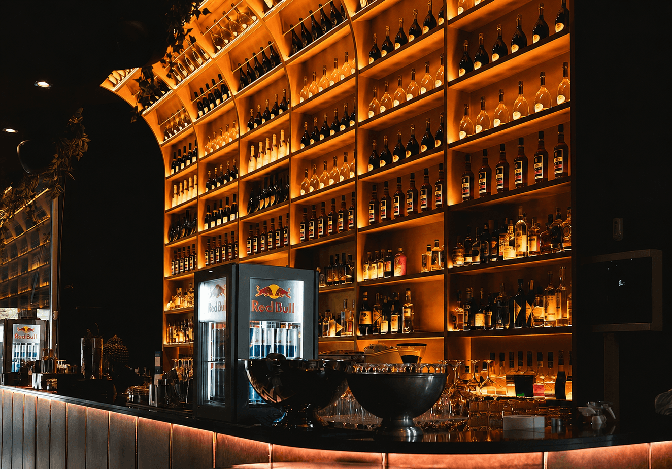 American bar ADOGNIMODO con banco illuminato